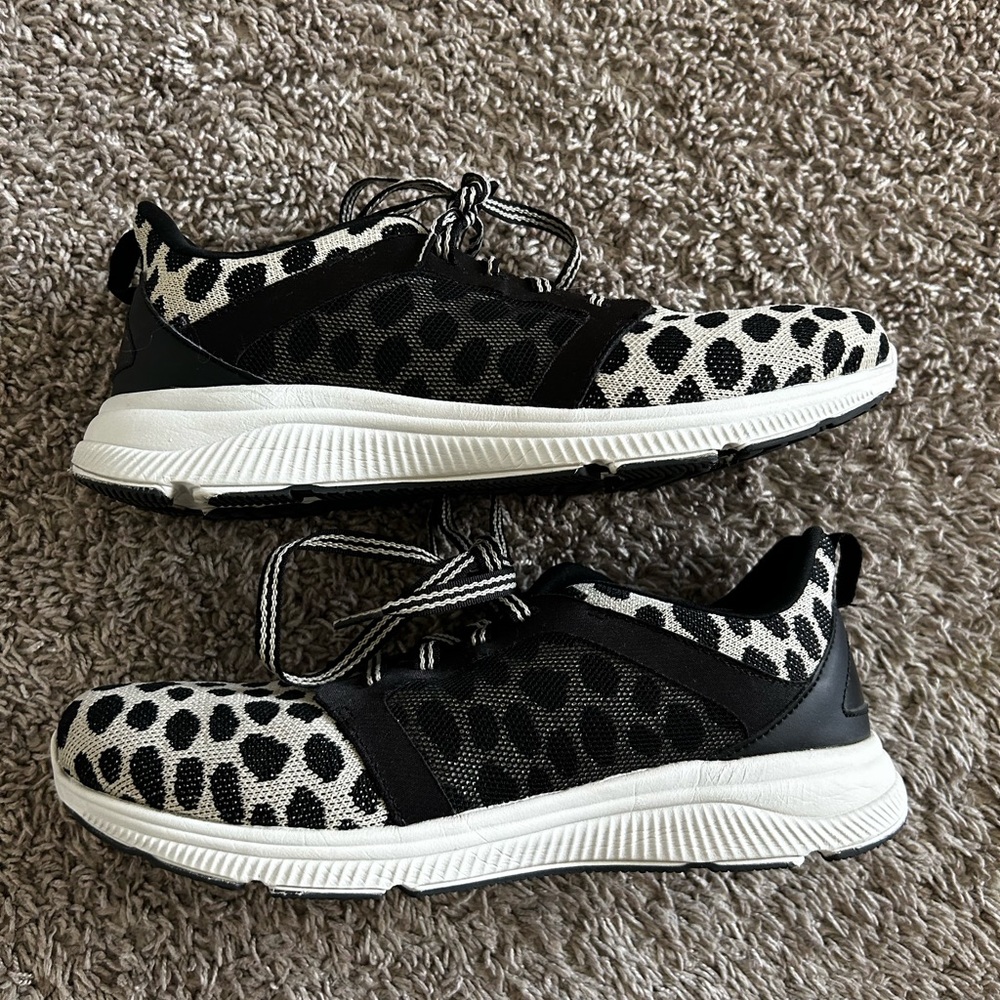 Avia athletic shoe